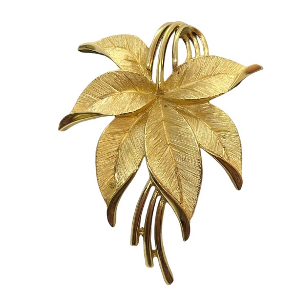 Crown Trifari Gold Tone Large Leaf flower brooch Pin signed vintage